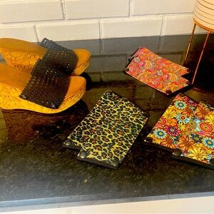 What a great idea!! One pair of shoes with four snap on veriations